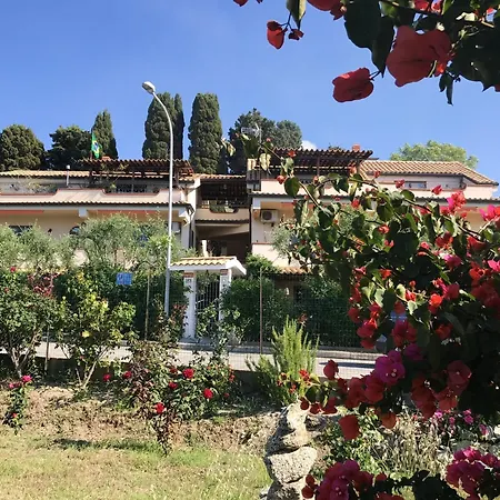 Welcoming House In With Shared Pool Lejlighed