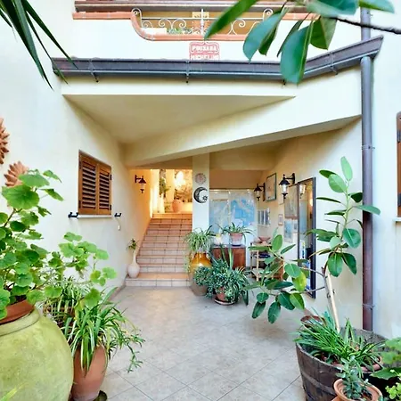 Welcoming House In With Shared Pool