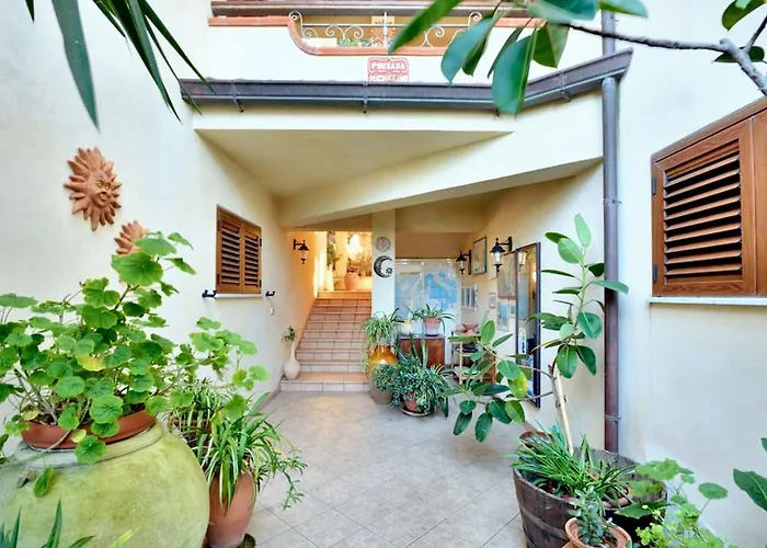 Welcoming House In With Shared Pool