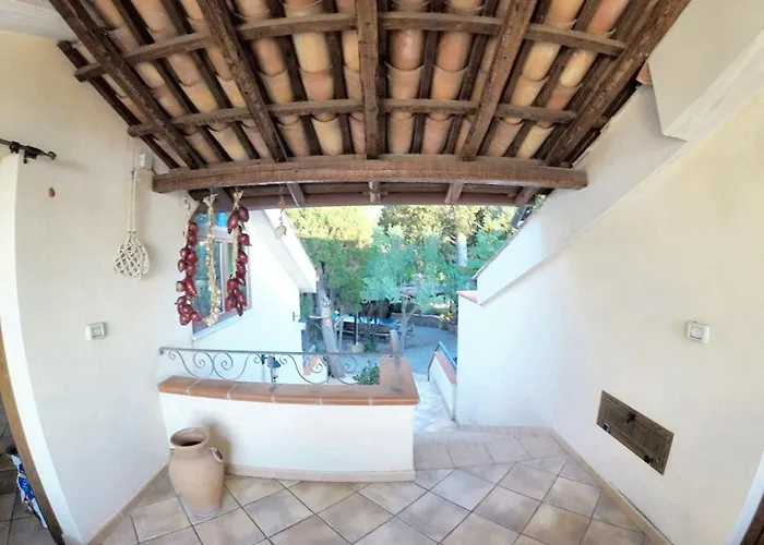 Welcoming House In With Shared Pool