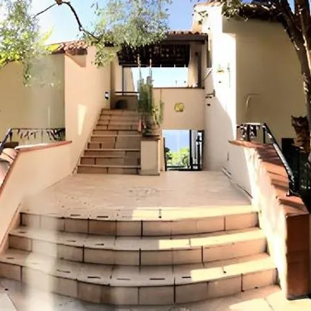 Welcoming House In With Shared Pool Apartment