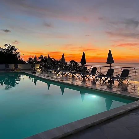 Welcoming House In With Shared Pool Apartmán