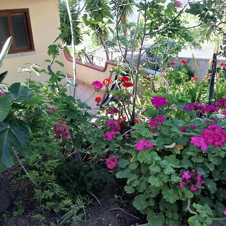 Welcoming House In With Shared Pool Appartamento